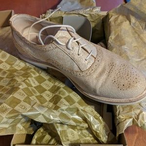 Uggs nude/tan leather brogues 8.5